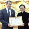 L’insigne « Pour la paix, l’amitié entre les peuples » à l’ambassadeur d'Azerbaïdjan au Vietnam 