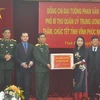 Têt : le ministre de la Défense Phan Van Giang rend visite à Vinh Phuc