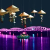 Des balcons sur le pont Truong Tiên pour faire rêver plus à Huê