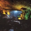 À la découverte de la grotte de Dâu Gô dans la baie de Ha Long
