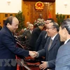 Le PM rencontre des anciens experts volontaires vietnamiens au Cambodge