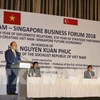 Le PM invite à intensifier les liens économiques Vietnam-Singapour