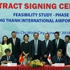 Cérémonie de signature du contrat de consultation concernant l'étude de faisabilité de l'aéroport de Long Thanh. 