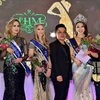 Des stylistes magnifient la tunique vietnamienne sur les podiums étrangers