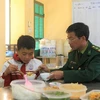 Les gardes-frontières aident les enfants pauvres à accéder à l'éducation