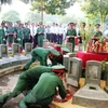 Quang Trị : inhumation des restes de 26 volontaires vietnamiens tombés au Laos ​