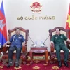 Le chef d'état-major adjoint reçoit un officier de l’Armée royale du Cambodge