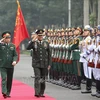 Le commandant en chef des forces armées royales thaïlandaises en visite au Vietnam