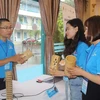 Un jeune ingénieur passionné de lampes en bambou