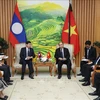 Le PM Nguyen Xuan Phuc rencontre son homologue laotien à Hanoï