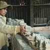 Fabrication de statuettes des Génies du foyer au village de Dia Linh