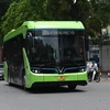 Les bus électriques VinBus fonctionnent à titre d'essai dans la rue à Hanoi