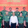 Le président Nguyên Xuân Phuc salue les forces de sécurité publique