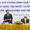Le président de l’AN Vuong Dinh Hue rencontre des hommes d'affaires vietnamiens