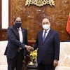 Le président Nguyên Xuân Phuc reçoit les ambassadeurs de Singapour et d'Égypte