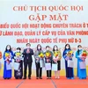 Le président de l’AN Vuong Dinh Hue rencontre des femmes députées travaillant à plein temps