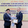 Le représentant en chef de l'OMS au Vietnam Dr Kidong Park à l’honneur