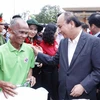 Le président Nguyen Xuan Phuc remet des cadeaux du Têt à des pauvres de Kien Giang