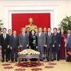 La permanente du Secrétariat du PCV Truong Thi Mai reçoit une délégation lao