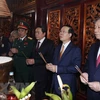Le président Vo Van Thuong offre de l'encens aux rois fondateurs Hung
