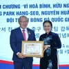 Remise de l'Insigne de la paix et de l'amitié entre les nations à Park Hang-seo