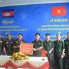 Le Vietnam remet des équipements de laboratoire pétrochimique à l'armée cambodgienne