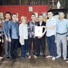 Le consulat général du Vietnam au Laos honore les familles des personnes méritantes