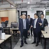 Vuong Dinh Hue visite le bureau du FPT en Indonésie