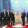 Remise de cadeaux de l’Assemblée nationale vietnamienne au Sénat cambodgien