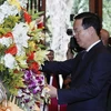 Le président offre de l'encens pour commémorer le Président Ho Chi Minh à Nghe An