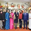Les épouses des présidents vietnamien et allemand explorent un spectacle de marionnettes sur l'eau