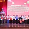Cadeaux du Têt de la vice-présidente Vo Thi Anh Xuan aux personnes défavorisées de Ben Tre