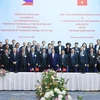 Le Premier ministre vietnamien et le président philippin rencontrent des entreprises typiques des deux pays