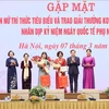  Le vice-Premier ministre Lê Minh Khai félécite des intellectuelles exemplaires 