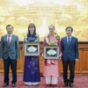 Deux étrangères reçoivent le titre de citoyens d'honneur de la province de Thua Thiên – Huê
