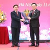 Remise de l'Insigne des "40 ans du Parti" au président de l'AN Vuong Dinh Hue