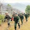 Des gardes-frontières vietnamiens et chinois effectuent une patrouille conjointe