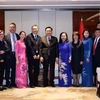 Le président de l'AN Vuong Dinh Hue rencontre les dirigeants de nombreux groupes chinois