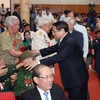  Le PM rencontre des combattants participant directement à la campagne de Diên Biên Phu