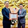 L'ambassadeur du Japon reçoit l’insigne "Pour la paix et l'amitié entre les nations"