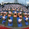 Plus de 1.200 personnes pratiquent le yoga ensemble à Da Nang