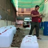 Le Cambodge saisit 4.000 litres de méthanol utilisés pour faire de faux désinfectants 