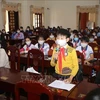 Des députés de l'Assemblée nationale de Quang Tri échangent avec des enfants