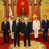 Le secrétaire général et président Nguyen Phu Trong reçoit de nouveaux ambassadeurs étrangers