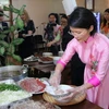 La culture vietnamienne présentée à des amis internationaux