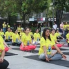 Un millier de personnes à une rencontre collective de yoga à Hô Chi Minh-Ville