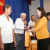 La présidente par intérim offre des cadeaux à des personnes méritantes et enfants à Tay Ninh