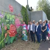 Des fleurs françaises et vietnamiennes sur le mur d'une digue le long de la Seine