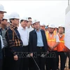 Le vice-PM Tran Hong Ha examine sur le terrain des projets autoroutiers et électriques 