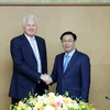 Le vice-Premier ministre Vuong Dinh Hue reçoit le président du groupe Clermont
